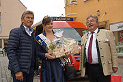 Ankunft Klaus Augenthaler mit Spargelkönigin Martina I. und "Spargelpapst" Josef Plöckl  (©Foto. Martin Schmktiz)